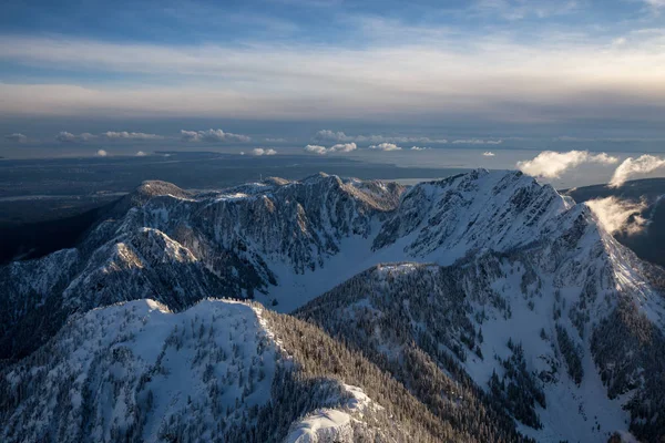 Luftaufnahme Der Landschaft Auf Die Schneebedeckten Berge Und Die Stadt — Stockfoto