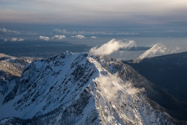 Luchtfoto Landschap Uitzicht Bergen Bedekt Met Sneeuw Vancouver Stad Achtergrond — Stockfoto