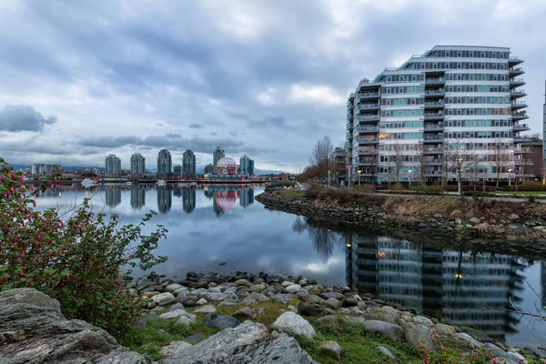 Облачный Утренний Вид False Creek Ванкувер Британская Колумбия Канада — стоковое фото