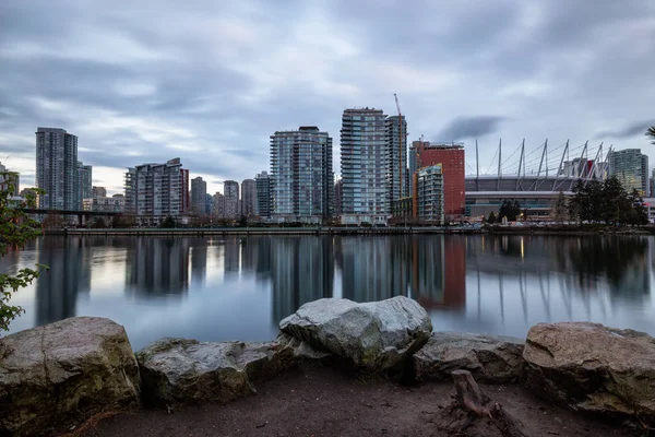 Falscher Bach mit Innenstadt-Vancouver — Stockfoto