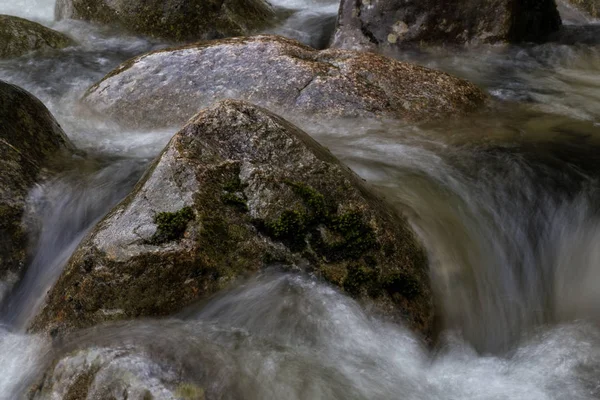 Flowing water around the soft rocks — Stock Photo, Image