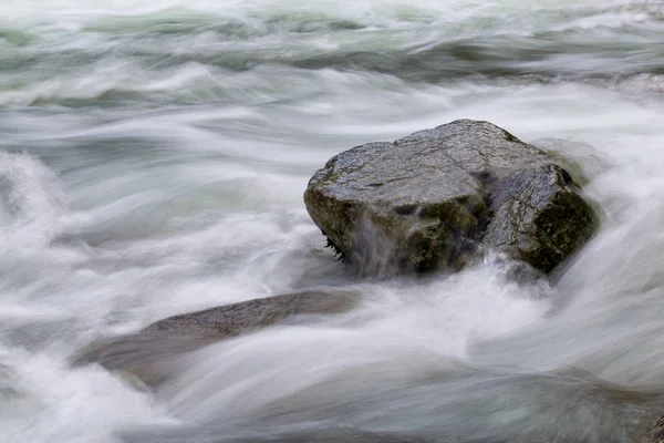 Acqua che scorre intorno alle morbide rocce — Foto Stock