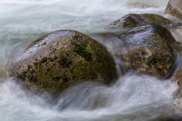 Acqua che scorre intorno alle morbide rocce — Foto Stock