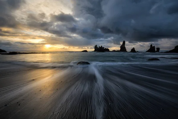 Hermosa Puesta Sol Vista Una Costa Rocosa Del Pacífico Shi — Foto de Stock