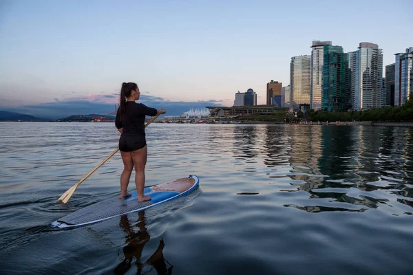 Meisje Een Standup Paddle Board Kolen Harbour Downtown Vancouver British — Stockfoto