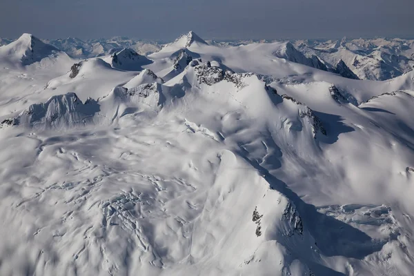 Krajobraz śnieżnych gór — Zdjęcie stockowe