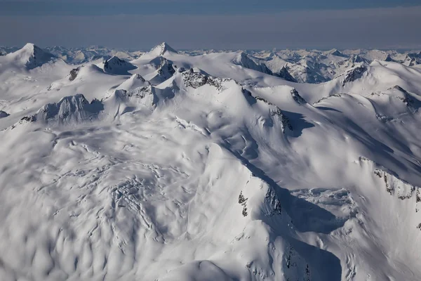 Montagne innevate paesaggio — Foto Stock