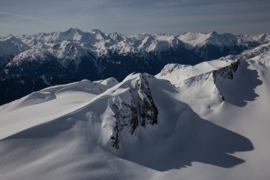 Bir uzak buzul ve dağ zirveleri British Columbia, Kanada hava manzara görünümü.