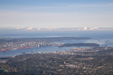 Vancouver şehir, British Columbia, Kanada. Puslu bir hava bir bakış açısı sabahtan sırasında alınan.