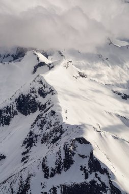 Rocky dağ zirveleri British Columbia, Kanada içinde uzak bir buzulun üzerinde.
