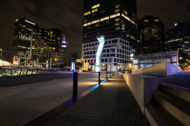 Downtown Vancouver, Bc, Kanada 07 Ekim 2016 şehir binaları içinde belgili tanımlık geçmiş ile Vancouver kongre merkezine yakın kaldırım genel görünümünü Nigth. 