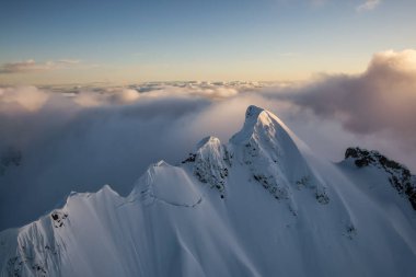 Parlayan bulutlar kaplı dağları
