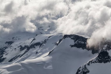 Bulutlarda kaplı dağ tepe