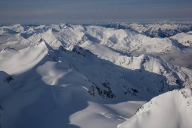 Karlı dağlar manzarası 