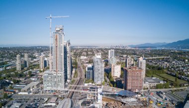 Bir alışveriş merkezi çevresinde skytrain ve apartman binaları ile büyük inşaat alanında hava görünümünü. Burnaby, şehir Vancouver, British Columbia, Kanada alınan.