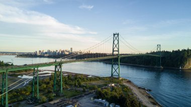 Arka planda havadan görünümü Lions Gate Köprüsü, Stanley Parkı ve şehir şehir. Vancouver, British Columbia, Kanada alınan.
