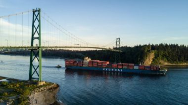 North Vancouver, British Columbia, Kanada - büyük Hyundai kargo gemisi tam dolu bağlantı Lions Gate Köprüsü altında gidiyor.