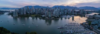 Panoramik manzarası görünümü Downtown Vancouver şehir hava bir bakış açısıyla False Creek çevresinde. Alınan British Columbia, Kanada, renkli gündoğumu bir durin.