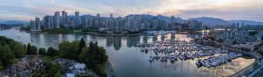 Panoramik manzarası görünümü Downtown Vancouver şehir hava bir bakış açısıyla False Creek çevresinde. Alınan British Columbia, Kanada, renkli gündoğumu bir durin.