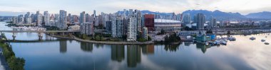Panoramik manzarası görünümü Downtown Vancouver şehir hava bir bakış açısıyla False Creek çevresinde. Alınan British Columbia, Kanada, renkli gündoğumu bir durin.
