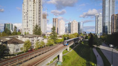 Skytrain Metrotown, şehir Vancouver, Bc, Kanada önünde havadan görünümü.