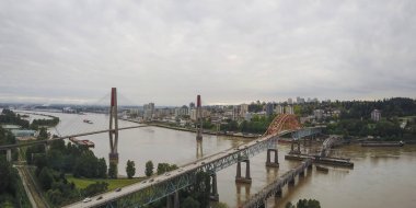 Hava panoramik Skytrain ve Pattullo Köprüsü New Westminster, büyük Vancouver, British Columbia, Kanada.