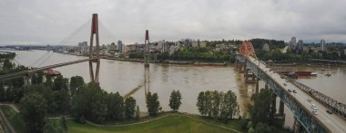 Hava panoramik Skytrain ve Pattullo Köprüsü New Westminster, büyük Vancouver, British Columbia, Kanada.