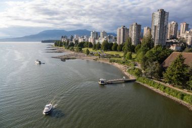 Sunset Beach Park şehir merkezinde hava görünümünü Vancouver, British Columbia, Kanada.