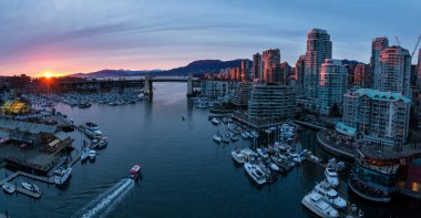 Hava panoramik şehir Vancouver, Bc, Kanada Granville ada halk pazarına ve False Creek çevresinde. Bir bulutlu gün batımı sırasında alınan.