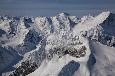 Karlı dağlar manzarası 