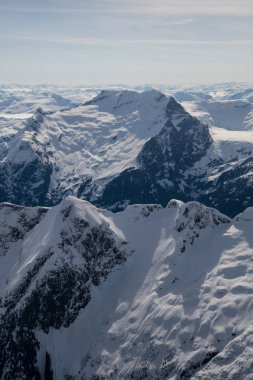 Karlı dağlar manzarası 