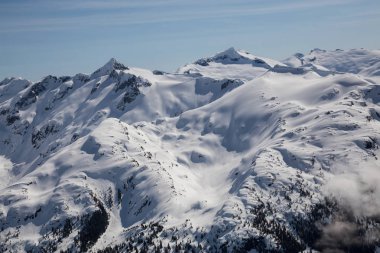 Karlı dağlar manzarası 