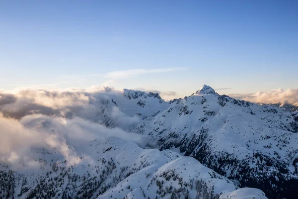 Montañas cubiertas de nubes brillantes — Foto de Stock