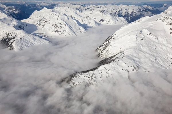 E karla kaplı dağ silsilesi — Stok fotoğraf