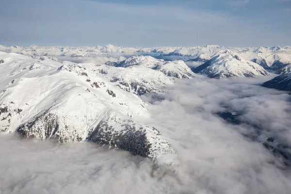 Pasmo górskie pokryte śniegiem e — Zdjęcie stockowe