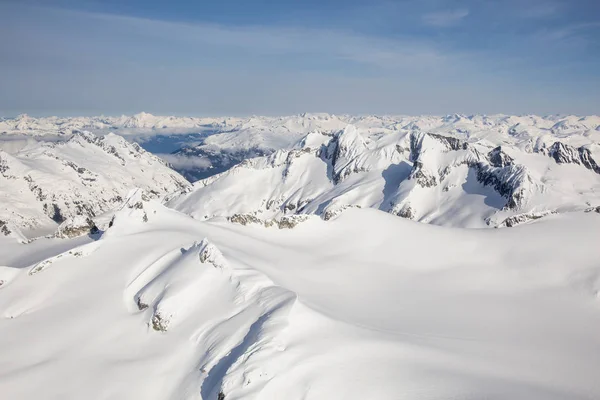 Cordilheira coberta de neve — Fotografia de Stock