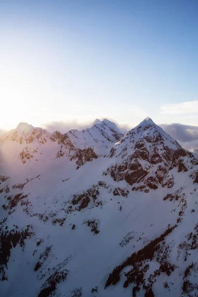 Montagne coperte di nuvole incandescenti — Foto Stock