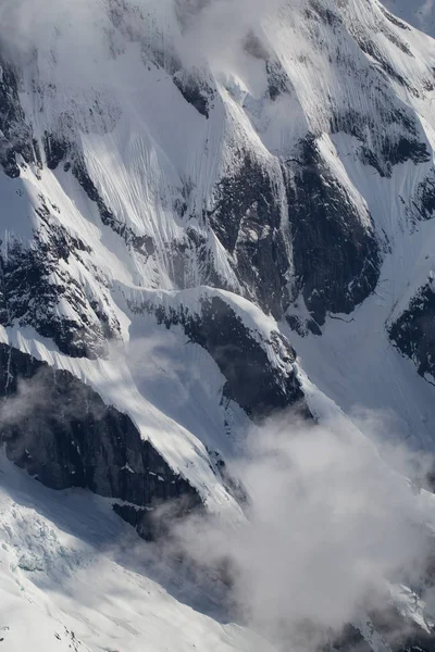 Κορυφή του βουνού καλύπτονται σε σύννεφα — Φωτογραφία Αρχείου