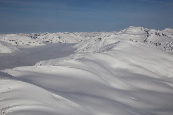 Montagne innevate paesaggio — Foto Stock