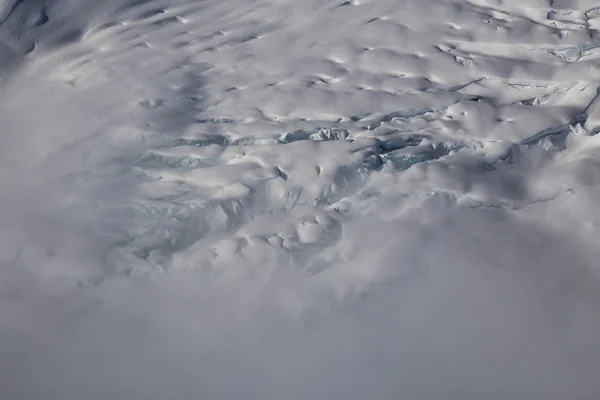 Formazione di neve su un ghiacciaio — Foto Stock