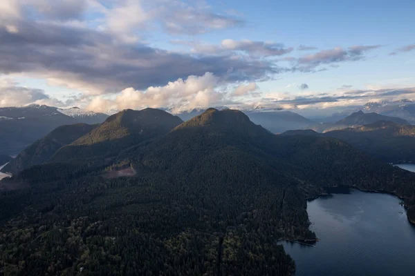 Güzel hava manzaralı Howe ses, kuzey batısında Vancouver, British Columbia, Kanada'Gambier adasının. Renkli bir gün batımı sırasında alınan.