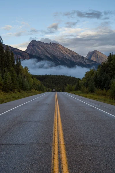 Route avec montagnes en arrière-plan — Photo