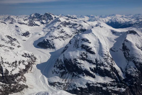 Montagne innevate paesaggio — Foto Stock