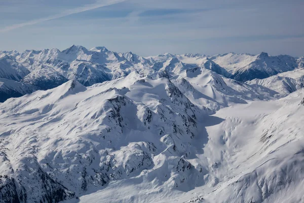 Montagne innevate paesaggio — Foto Stock