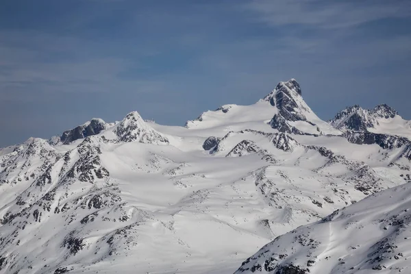 Montagne innevate paesaggio — Foto Stock