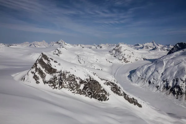 Karlı dağlar manzarası — Stok fotoğraf