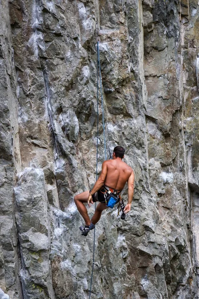 Escalador Roca Descansando Mientras Cuelga Una Escarpada Cara Roca Squamish —  Fotos de Stock