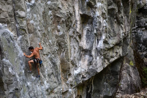 スカーミッシュ ブリティッシュ コロンビア カナダの急な岩壁を登るロッククライマー — ストック写真