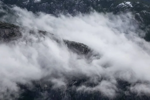 Luftaufnahme Des Hauptberges Der Von Wolken Bedeckt Ist Aufgenommen Squamish — Stockfoto