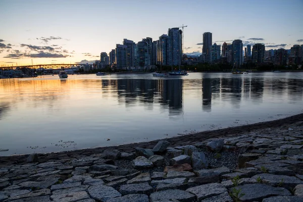岩石海岸在一个公园在错误小河与街市温哥华 加拿大 在背景在日落期间 — 图库照片